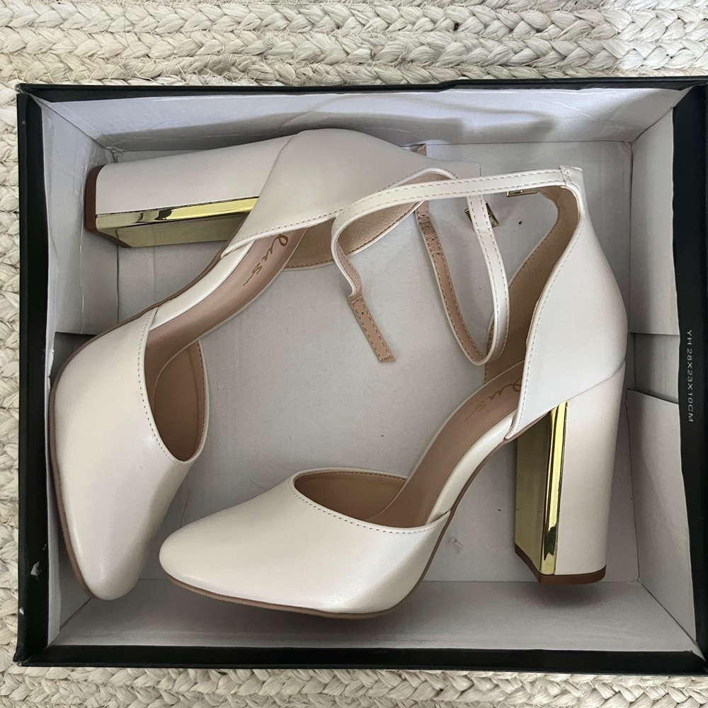 LULUS. Ivory & gold heels